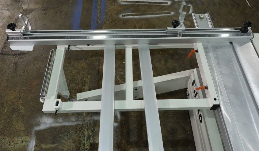 Filato 3200 COMFORT  Поперечная линейка и расширительный стол  Поперечная линейка выполнена из алюминиевого профиля большого сечения, что обеспечивает высокую жесткость и устойчивость к износу  Стол с закатным роликом, для удобства загрузки и выгр...